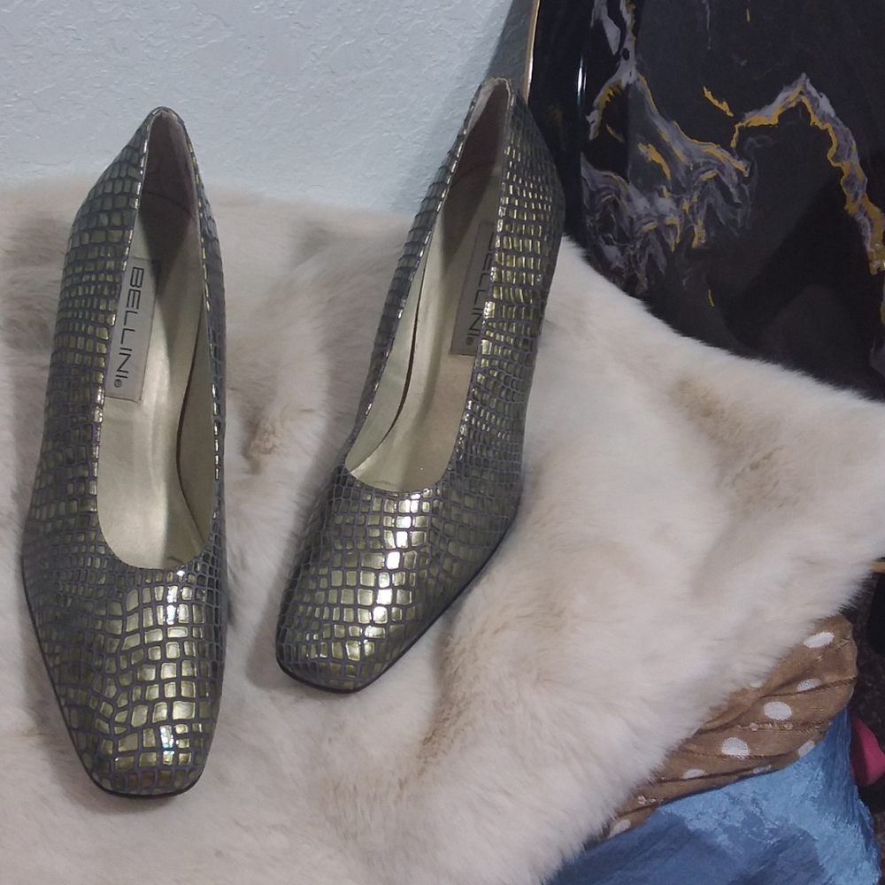 9.5 faux alligator green heels
